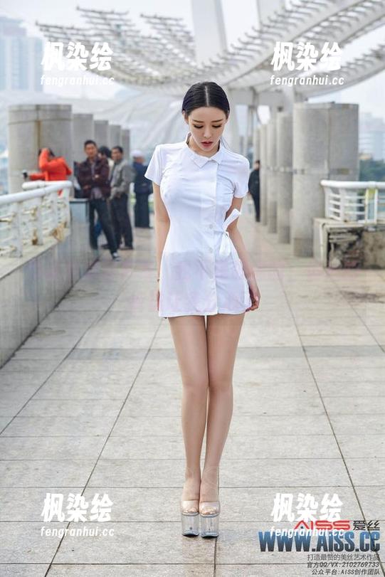 爱丝高清写真集：我不是故意的，但她的裤袜让我分心了
