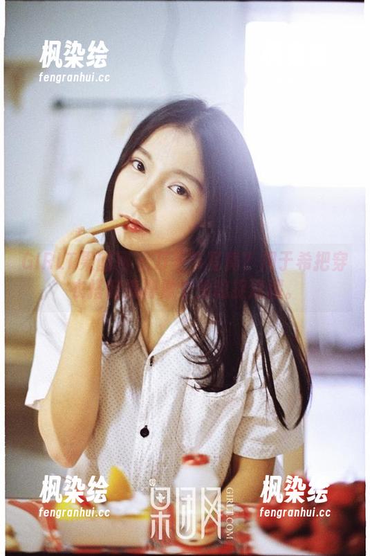 GIRLT果团网-周于希 GIRLT果团网 - 万圣节写真?周于希把穿衣搭配搞得像个鬼魂捉迷藏。
