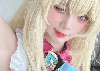 私房照里的女王PoppaChan，她不需要任何命令