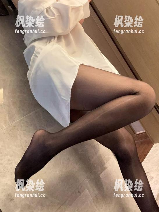 微密圈 - 看见了吗？不爱笑的赛琳又不按常理出牌，这件西服和渔网丝袜的组合值得下载收藏！