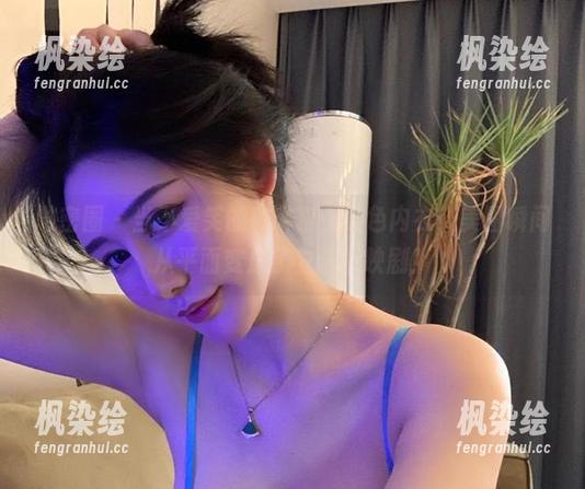 微密圈 - 当不爱笑的赛琳穿上红色内衣，美图瞬间从平面变成了立体上映剧！
