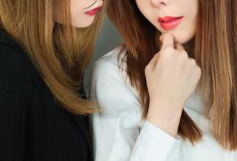 丽柜 - 允儿的连体衣写真就像一颗烟花，绚烂得让我想把所有衣橱都清空！