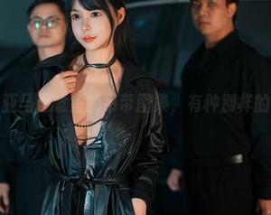 在线翻阅亚马逊鲶鱼的吊带图集，有种别样的轻松感！