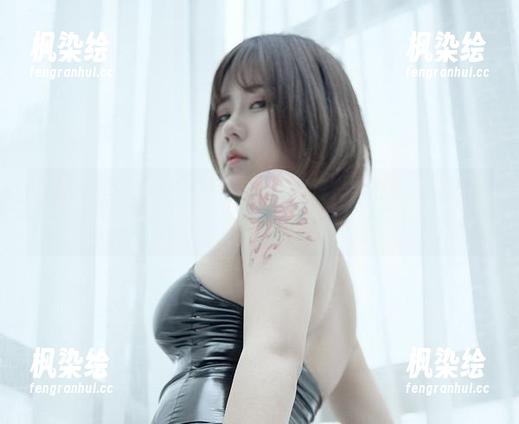 今汐 最新图库更新!今汐这波圣诞写真,给我一种梦中的荒诞感…
