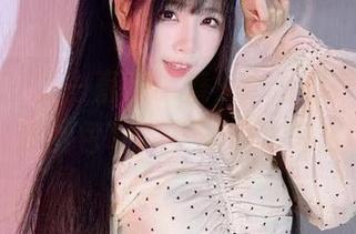 微密圈 - 我一直在琢磨，十万口草莓粥粥的舰长图包吗，下载后就怎么用？