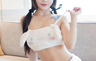 嗲囡囡 - 模特YOYO的纯白奇境：美图图集中藏着的不只是色彩。