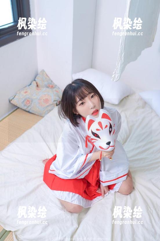 原图里的姜仁卿(강인경)最新创作，那个召唤师女孩的气场，竟让我也迷失在这里的空气中。