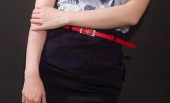 在小女巫露娜的浴室里，不只是水汽：写真合集等你拿！