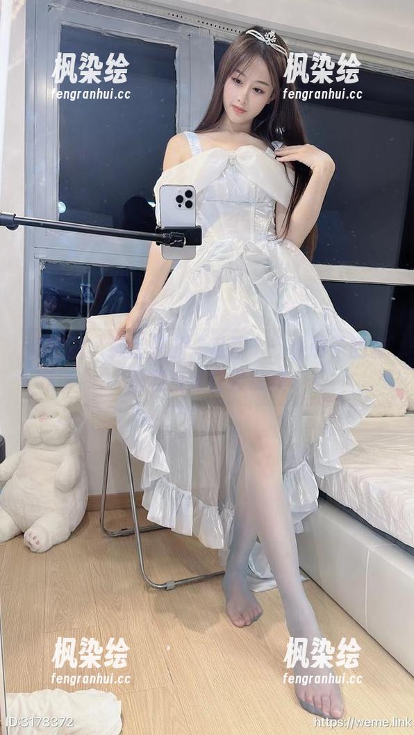 微密圈 - 教室里的“私聊”：小萌子的套图和资源打破常规