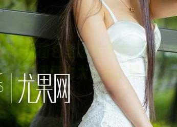 尤果网 - 这图包里的连体衣，有点愣神，李易童也太会搭了吧？