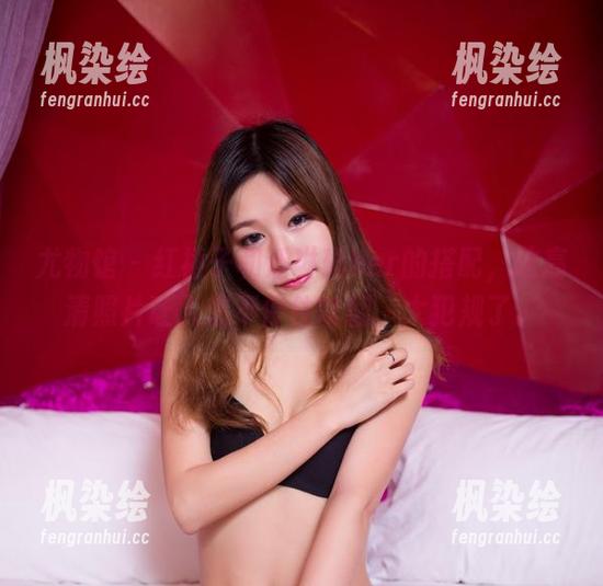 尤物馆-潘琳琳ber 尤物馆 - 红裙子和潘琳琳ber的搭配,这高清照片让人想不停往常翻,太犯规了。