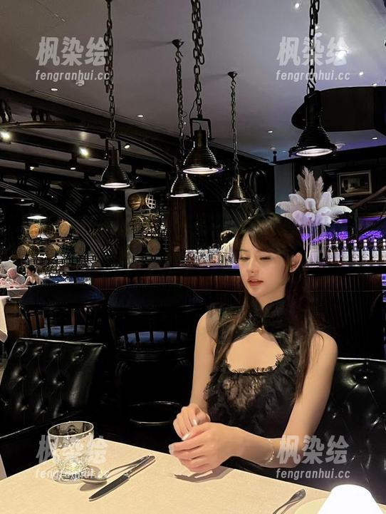 微密圈 - 就是阿朱啊的写真图册里,雀后的神情,透着一丝傲娇,让人忍不住想要追问。
