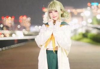 幼爱youmeko和泳池的绝妙搭配：看这池水里闪烁的小心思！