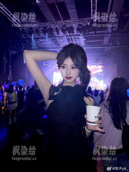 梳着双马尾的怡子yiii，水手服作品集在高清下一秒变身少女心炸弹！
