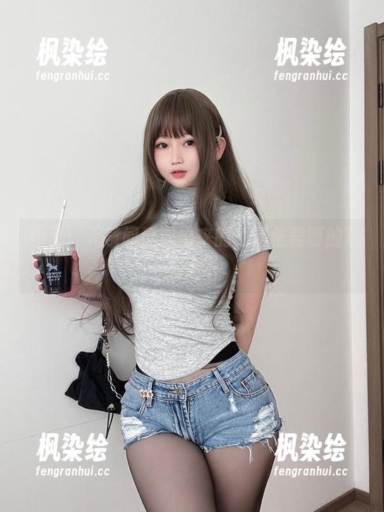 是依酱呀 图册:无意间透漏出来的,是依酱呀的T恤底下