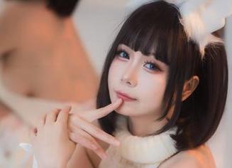 从末夜787的私房里拿出连衣裙，满屋都是轻松的气息。