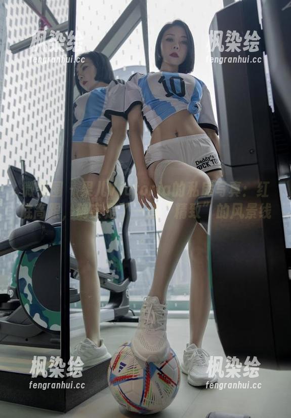 微密圈 - 果儿Victoria的私房写真:红底高跟,确实是了一道“精致”的风景线。