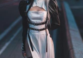私拍图集中的果咩酱w：美腿风景线，突然想起小时候玩泥巴的无忧无虑。