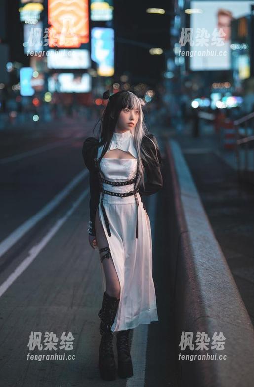 果咩酱w 私拍图集中的果咩酱w:美腿风景线,突然想起小时候玩泥巴的无忧无虑。