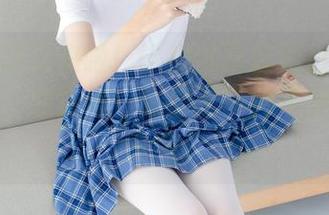 森萝财团又来啦！这组高清套图白丝美足学生妹，感觉每一张都是一种不知所措的诱惑。
