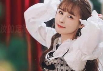 泥泥汝的定制写真——教室里的那些好玩新姿势！