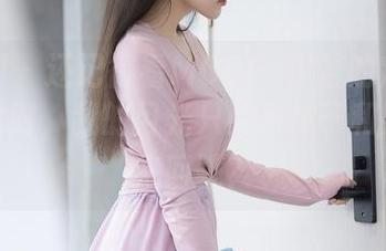 秀人网 - 还记得看MODEL伊若的定制网袜照片时，我的目光只能在袜子和她之间来回跳？