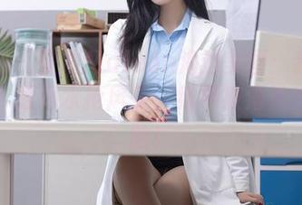 秀人网 - 安然Maleah海边美图：我在沙滩上，跟海水抢风头，结果被海浪当场打脸！