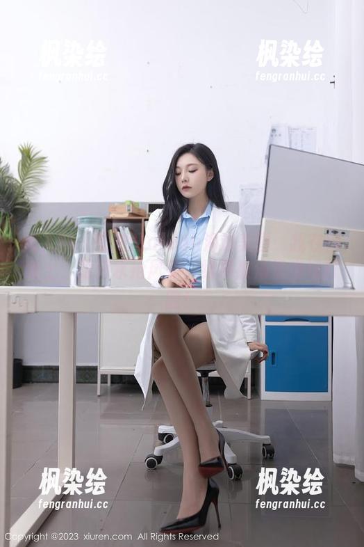 秀人网 - 安然Maleah海边美图:我在沙滩上,跟海水抢风头,结果被海浪当场打脸!