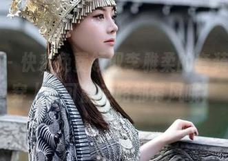 秀人网 - 快来免费领取李雅柔的套装资源，穿上后可能走路都带风哦！