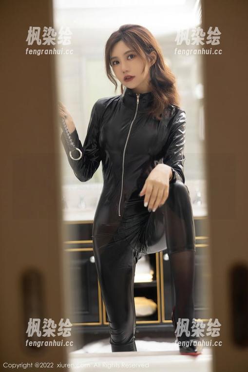 秀人网-果儿celia 秀人网 - 果儿celia的瑜伽写真:扭来扭去之间,真想问问坚韧的背后有没有隐藏的故事。