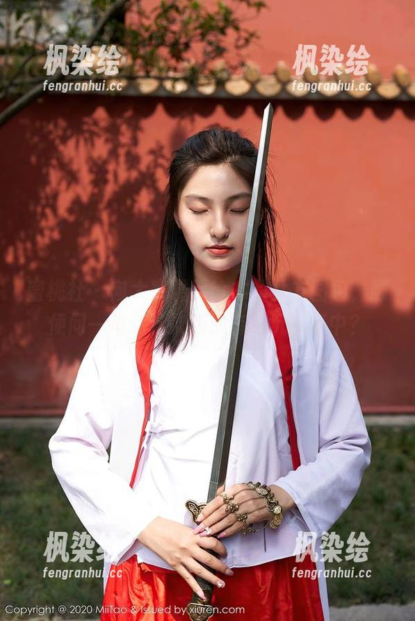 蜜桃社-铃木 蜜桃社 - 向大家展示铃木的女友图包,顺便问一句:这次有没有人沉迷其中?
