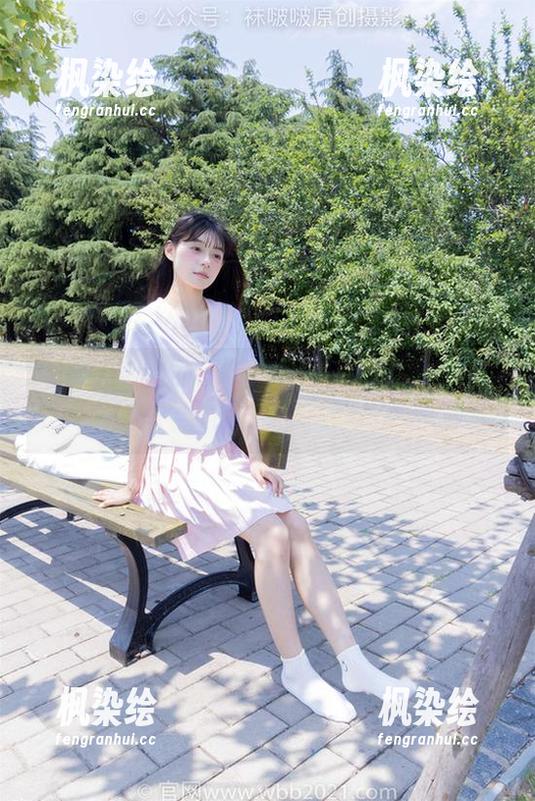 袜啵啵-泡芙 袜啵啵 - 泡芙把学妹的日常变成了写真,看来图片里的每一笔都是种叛逆。