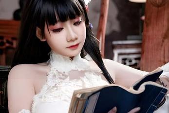 一打开阿雪雪的cos图册，就被崩坏星穹和知更鸟的搭配外表迷惑了……