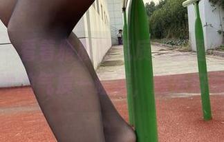微密圈 - 看着雅雅的气质呀的图包，吊带和她的气质一碰撞，意外好呢。