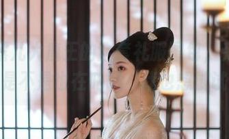 对于露儿大魔王的全套礼服图包，旁边的植物是不是也在吒喊‘我也想试试？’