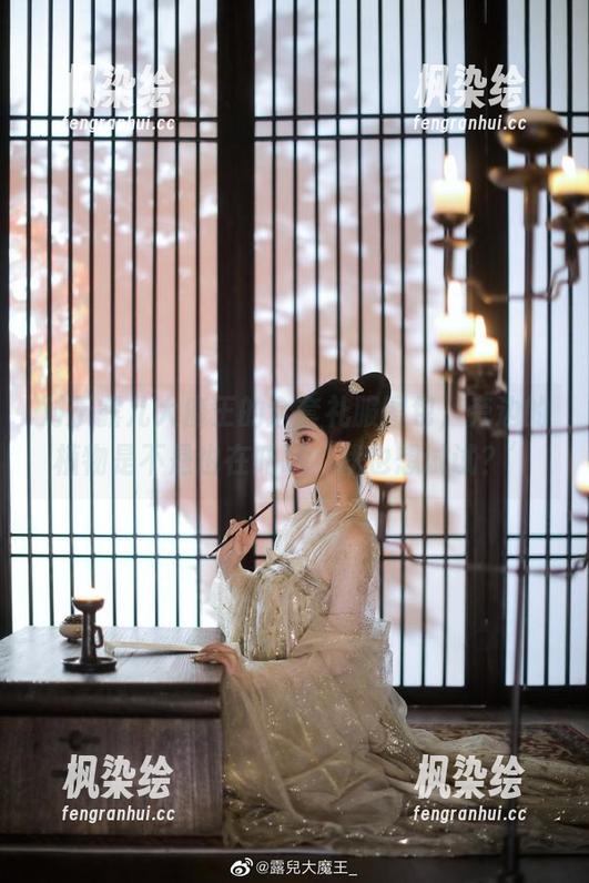 露儿大魔王 对于露儿大魔王的全套礼服图包,旁边的植物是不是也在吒喊‘我也想试试?’