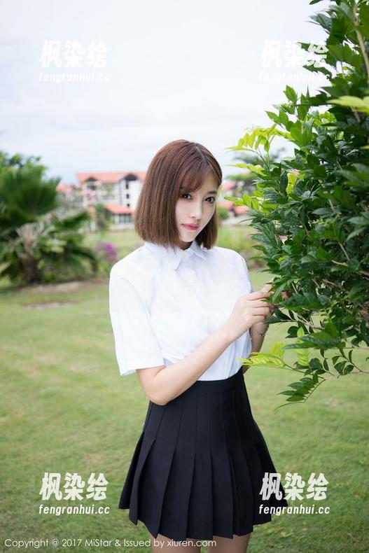 魅妍社 - 这原图里，穆菲菲的比基尼和沙滩的关系真是微妙啊！