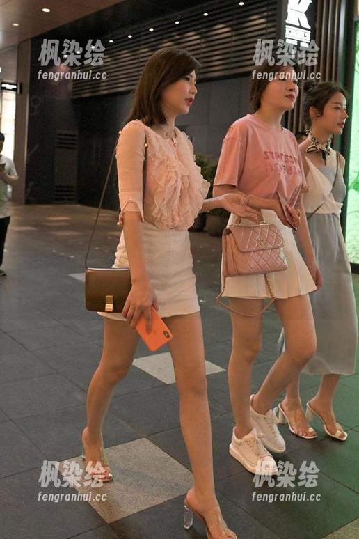魔镜街拍-婷婷 魔镜街拍 - 午后放轻松,婷婷的包臀灰裙在线上线,也许我该报名加入“薄丝OL”协会?