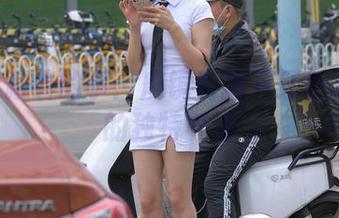写真里藏着的事：魔镜街拍下红色高跟OL的独特气场