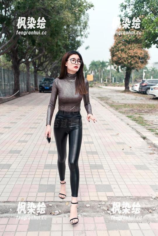 魔镜街拍 魔镜街拍又有新图包,白色制服的美丽是否过于扎眼了?