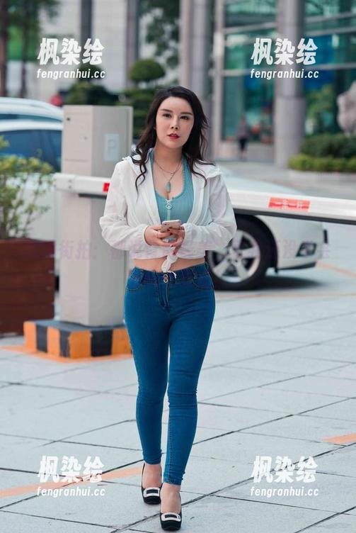 魔镜街拍 魔镜街拍:都说背影最美,可我还没学会如何优雅走!